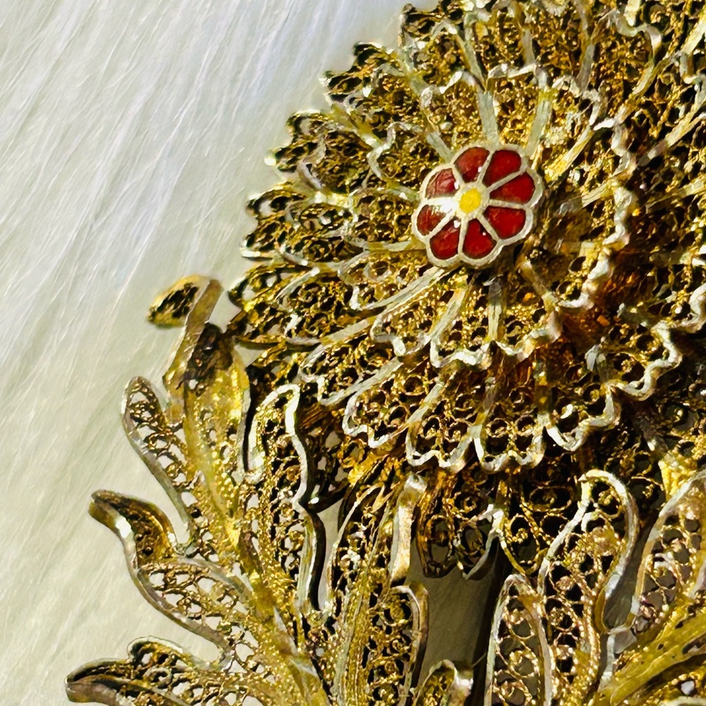 🔥SOLD🔥VINTAGE Intricate Gold Tone Filigree Metalwork Flower Brooch - Picture 4 of 7